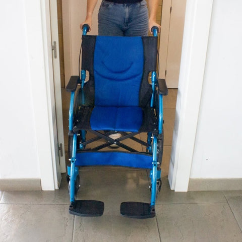 Sedia a rotelle pieghevole in alluminio con freni sulle maniglie, colore blu